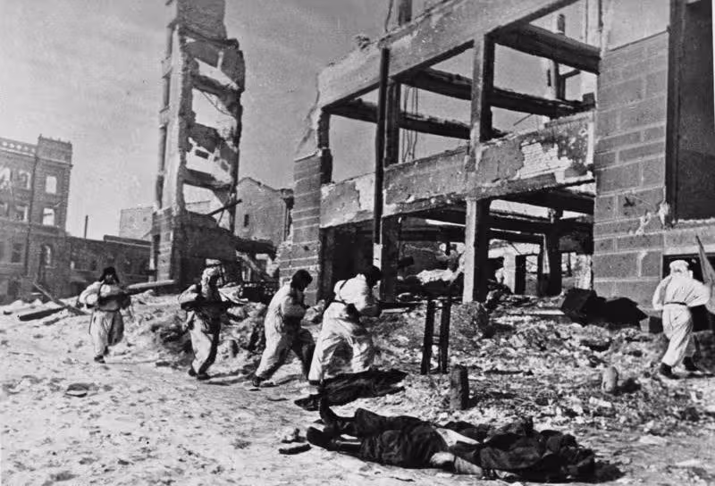 [1942] soldati sovietici in una Stalingrado devastata